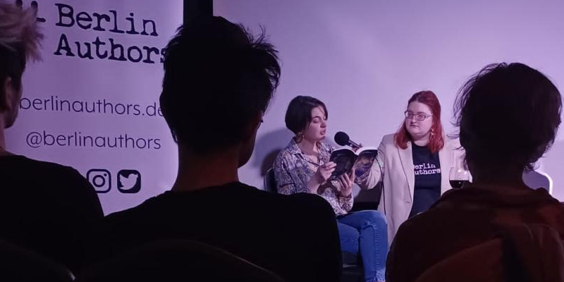 Carmine Jako und Katharina Stein (lorem Ipsa) bei der 2023 Jubiläumslesung der #BerlinAuthors